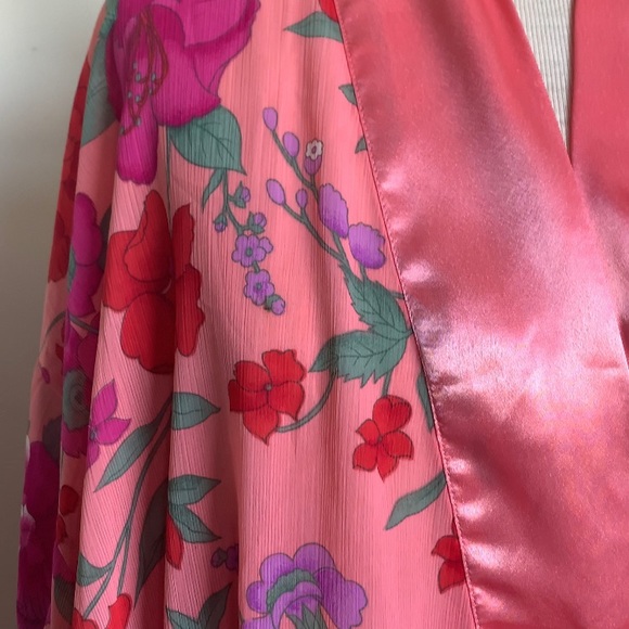 Gold Tag Victoria’s Secret Floral Kimono - Picture 3 of 4